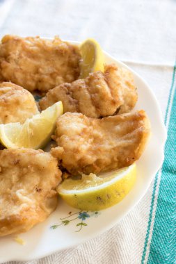 Limonlu ekmekli ve kızarmış tuzlu morina