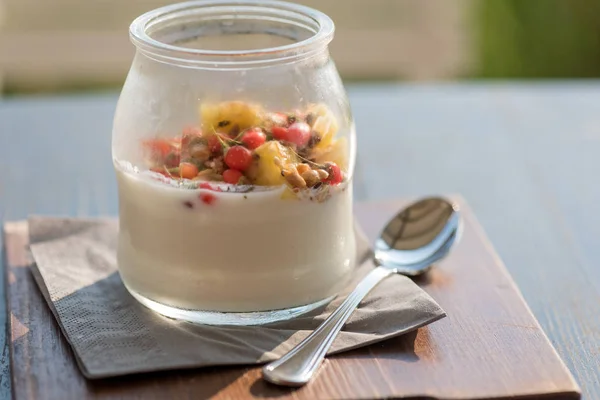 Yogurt with berries close up — Stock Photo, Image