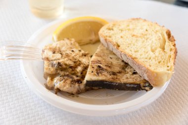 Ekmek ile ızgara kılıç balığı