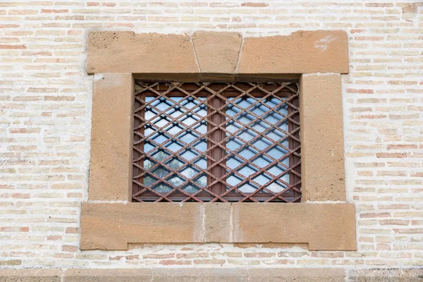 Fenster Mit Rostigen Gittern — Stockfoto
