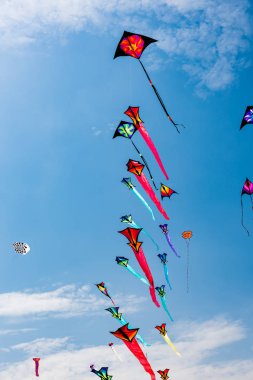 Mavi gökyüzü ve beyaz bulutlu uçurtmalar