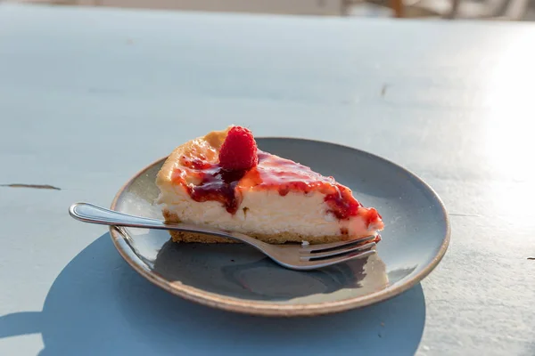 Fatia de bolo de framboesa semifreddo — Fotografia de Stock