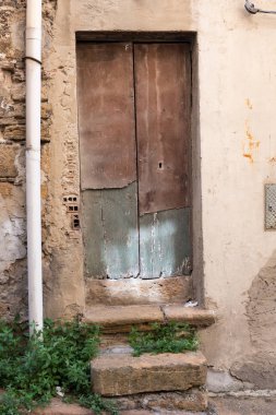 Antik ve paslı ahşap kapı