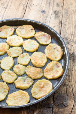 Fırında patates kızartması.