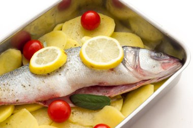 Limon patates ve domates fırın için hazır ile balık