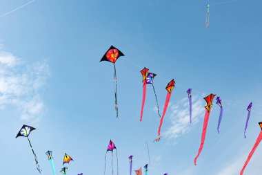 Mavi gökyüzü ve beyaz bulutlu uçurtmalar