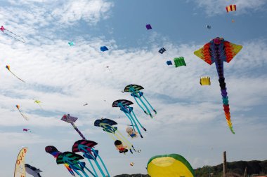 Mavi gökyüzü ve beyaz bulutlu uçurtmalar