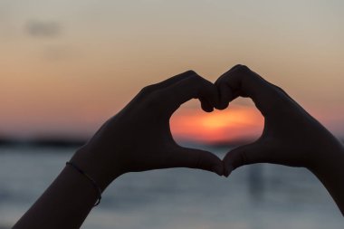 Şafakta elleriyle kalp