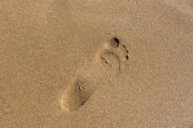 Deniz kıyısında ayak izleri