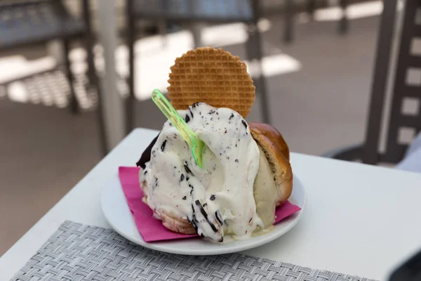 Brioche s zmrzlinou — Stock fotografie
