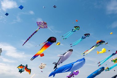 Mavi gökyüzü ve beyaz bulutlu uçurtmalar