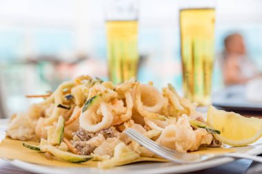 Kızarmış balık ve buz gibi bira.