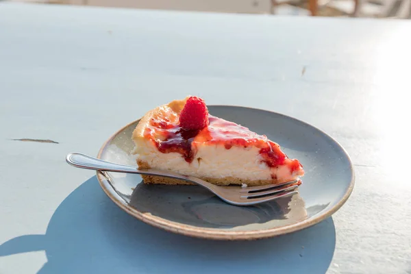 Egy szelet málna semifreddo torta — Stock Fotó