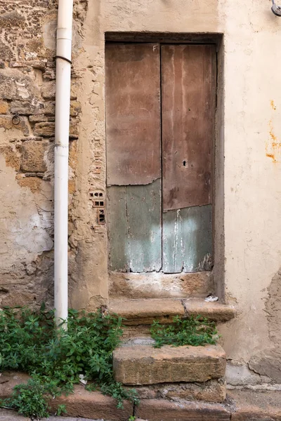 Puerta de madera antigua y oxidada —  Fotos de Stock