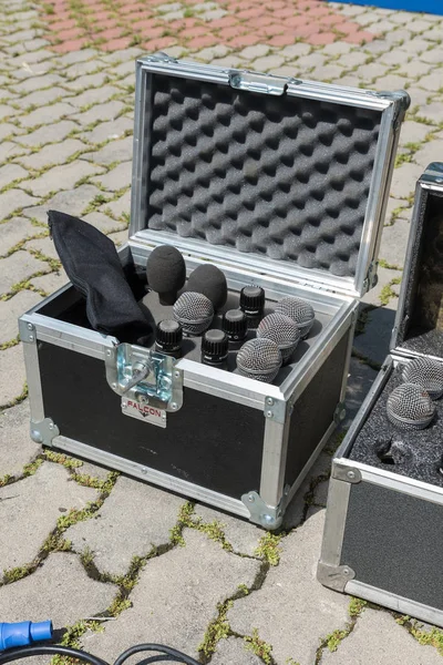 Equipamento de palco deitado no chão — Fotografia de Stock