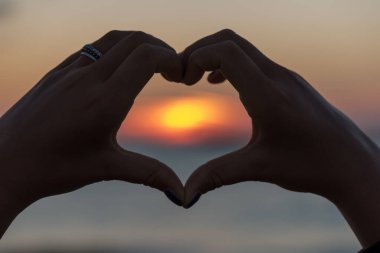 Şafakta elleriyle kalp