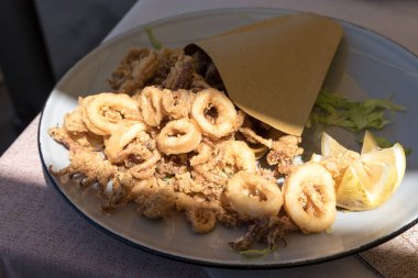 Kızarmış balık ve karides.