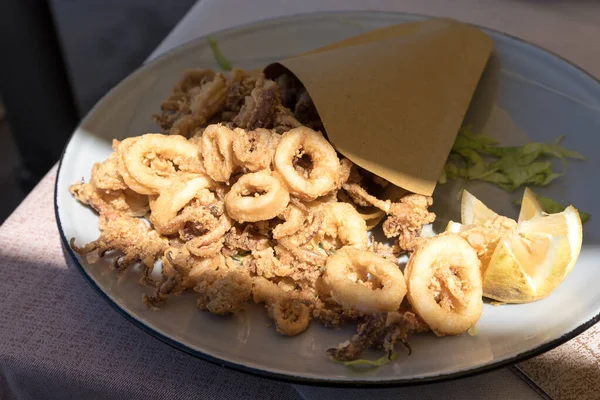 Kızarmış balık ve karides.