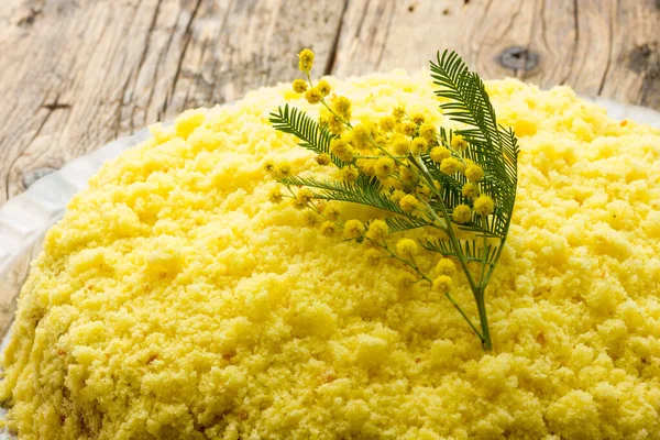 Anneler günü için geleneksel Mimoza pastası