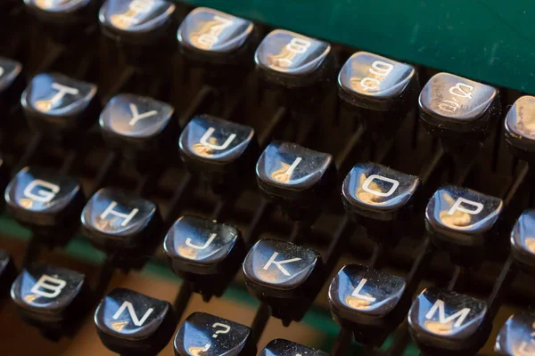 Vintage keyboards in a flea market — Stock Photo, Image