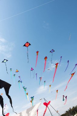 Mavi gökyüzü ve beyaz bulutlu uçurtmalar