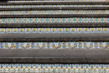 Caltagirone Sicilya 'dan polikrom seramik seramik kiremitli merdiven.