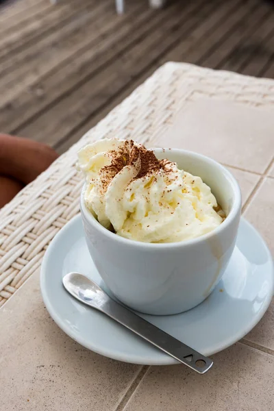 Café con nata y cacao en polvo —  Fotos de Stock