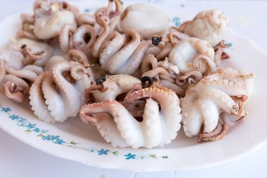 Izgara polipleri pişiriyorum.