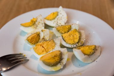 Tuz karabiber ve zeytinyağı ile haşlanmış yumurta