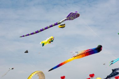 Mavi gökyüzü ve beyaz bulutlu uçurtmalar