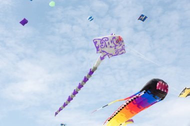 Mavi gökyüzü ve beyaz bulutlu uçurtmalar