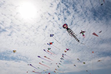 Mavi gökyüzü ve beyaz bulutlu uçurtmalar