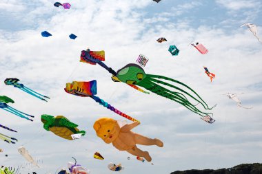 Mavi gökyüzü ve beyaz bulutlu uçurtmalar