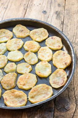 Fırında patates kızartması.