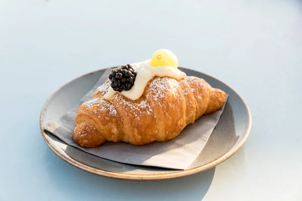 Croissant cremoso con bayas — Foto de Stock