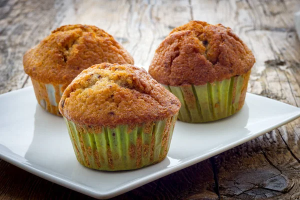 Muffins em uma mesa de madeira — Fotografia de Stock