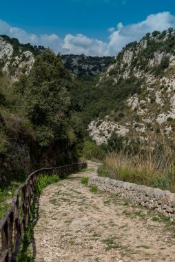 Sicilya tepelerinde yol