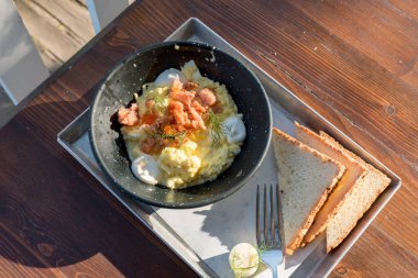 Somon ve soğanlı omlet.