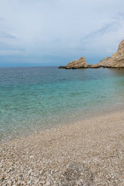 Kefalonia adasının sarp kıyıları