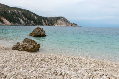 Kefalonia adasının sarp kıyıları