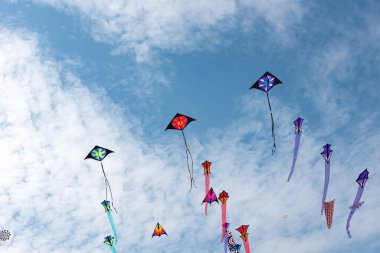 Mavi gökyüzü ve beyaz bulutlu uçurtmalar