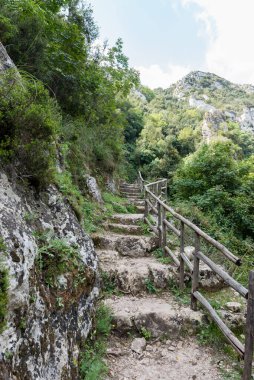 Sicilya tepelerinde yol