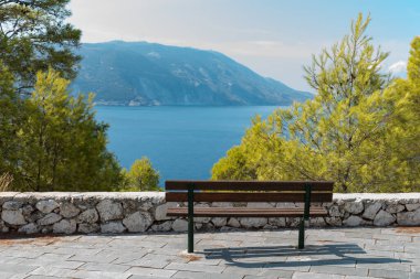 Yunanistan 'ın deniz kenarındaki bank