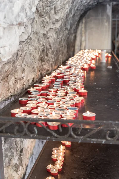 Κεριά Φωτισμένα Στην Εκκλησία — Φωτογραφία Αρχείου