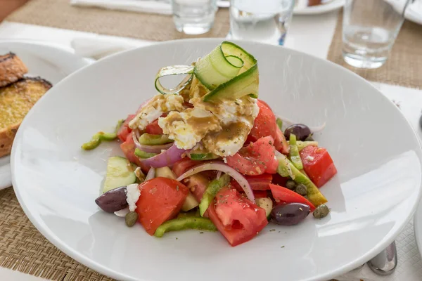 Insalata Greca Con Pomodoro Feta Cipolle Peperoni Olive Capperi Zucchine — Foto Stock