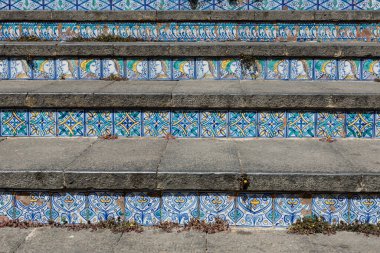 Caltagirone Sicilya 'dan polikrom seramik seramik kiremitli merdiven.