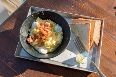 Somon ve soğanlı omlet.