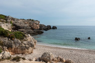 Kefalonia adasının sarp kıyıları