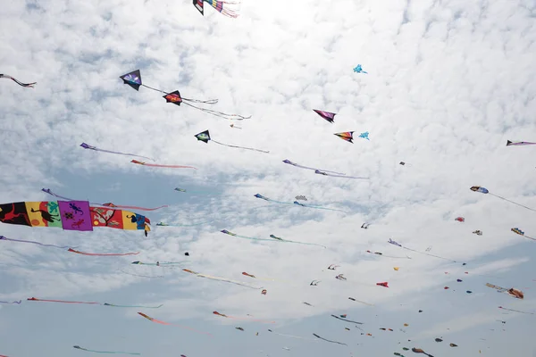 Pipas Com Céu Azul Nuvens Brancas — Fotografia de Stock