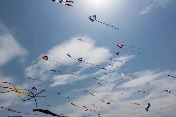 Pipas Com Céu Azul Nuvens Brancas — Fotografia de Stock